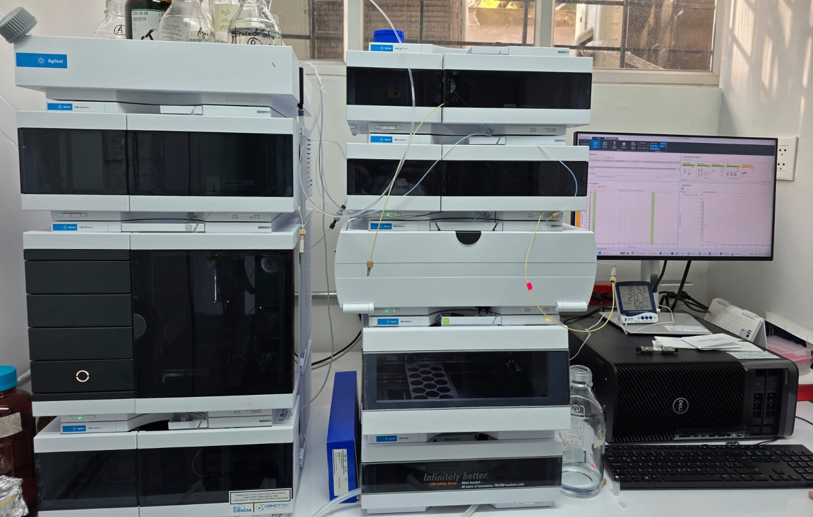 Científico analizando ADN en laboratorio